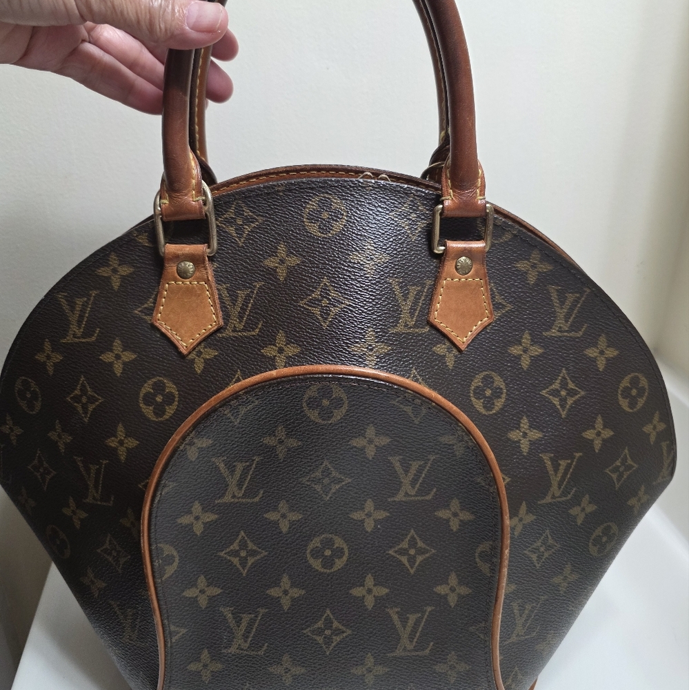 Louis Vuitton Brown Monogram Shoulder Bag with Classic Design - Picture 11 of 12